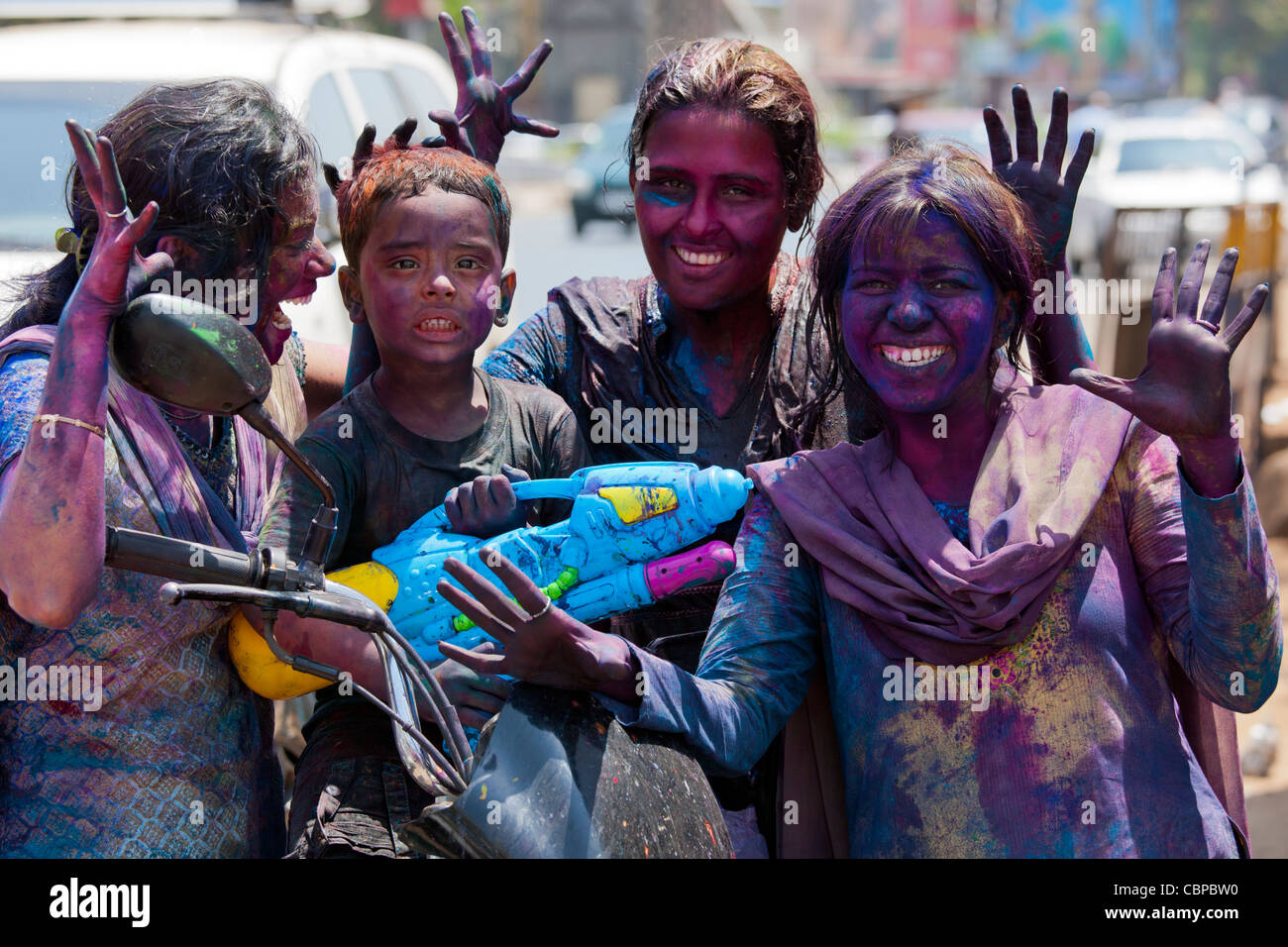 Popolo Indiano celebrare Hindu Holi festival dei colori con vernici in polvere in Mumbai, India Foto Stock