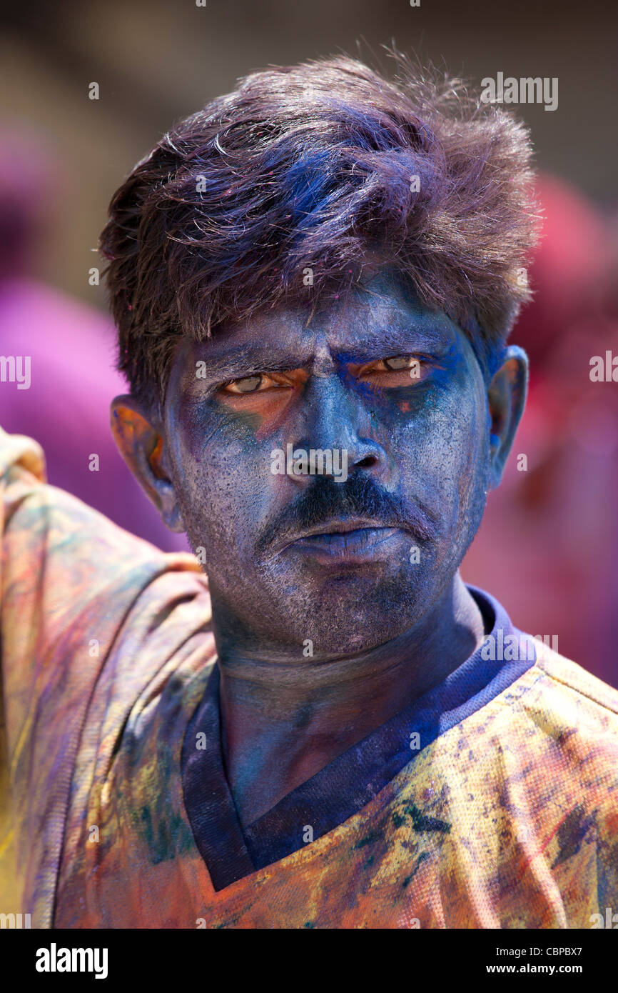 Popolo Indiano celebrare Hindu Holi festival dei colori con vernici in polvere in Mumbai, India Foto Stock