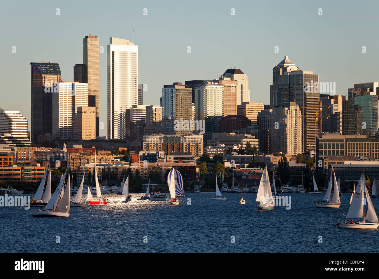 Duck Dodge gara di barche a vela sul Lago Union, skyline, Seattle, Washington, Stati Uniti d'America Foto Stock