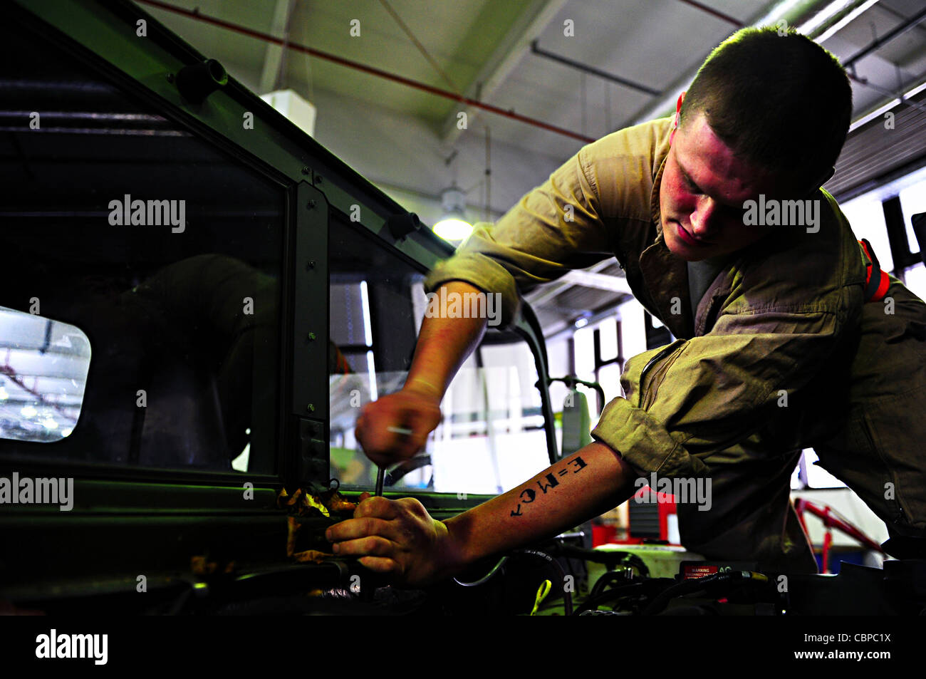 Senior Airman Seth Milhalik, 86th Vehicle Readiness Squadron Vehicle Mechanic, ricerca guasti del sistema di alimentazione del carburante in UNA BASE aerea DI HUMVEE, Ramstein, Germania, 28 novembre 2011. I meccanici del veicolo sono responsabili delle riparazioni e delle procedure di manutenzione periodica per garantire la disponibilità del veicolo Foto Stock