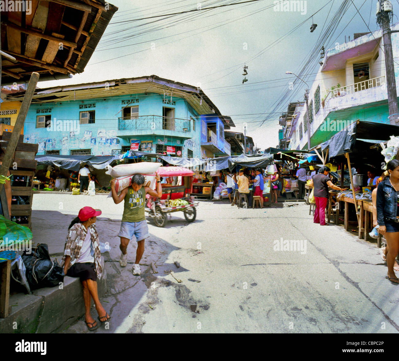 Il mercato occupato di Belen a Iquitos Perù Foto Stock