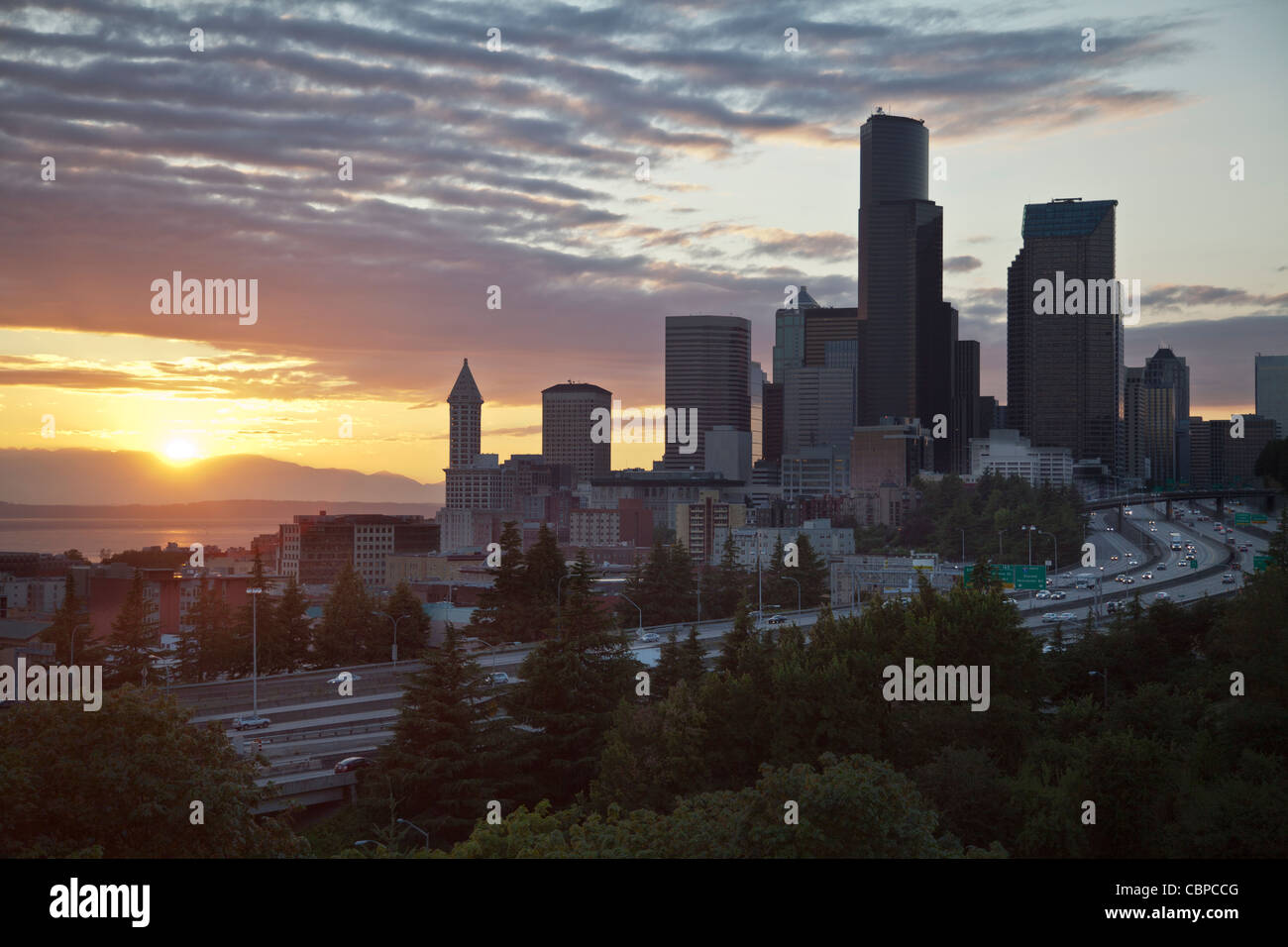 Città al tramonto con Puget Sound e montagne olimpiche, Seattle Washington, Stati Uniti d'America Foto Stock