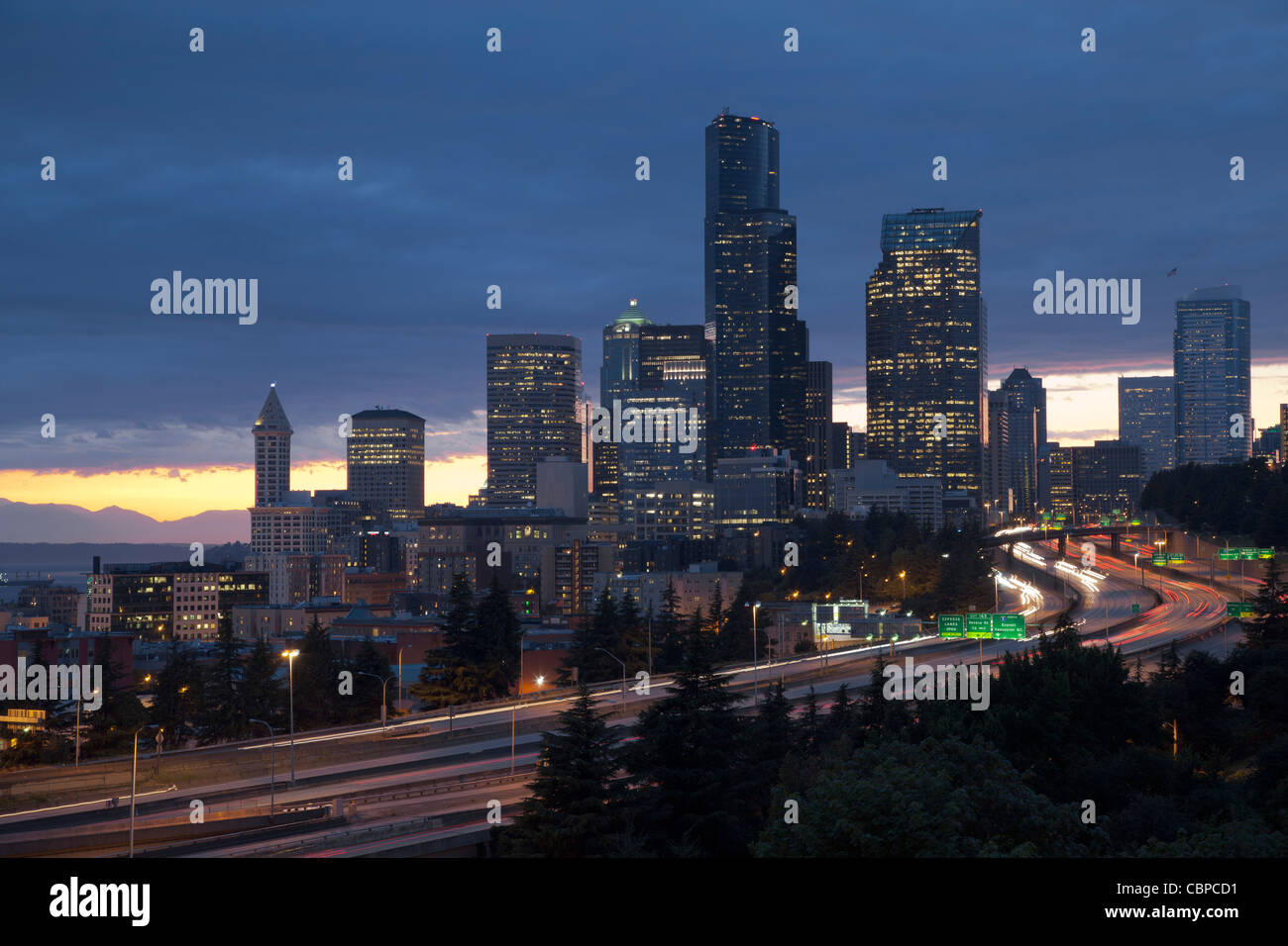 Luci della città al tramonto con il Puget Sound e montagne olimpiche, Seattle Washington, Stati Uniti d'America Foto Stock