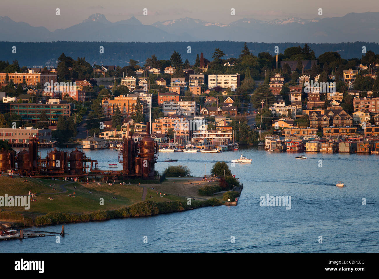 Officine di produzione del gas Park proteso nel lago di unione, Cascade Mountains al di là, Seattle, Washington Foto Stock