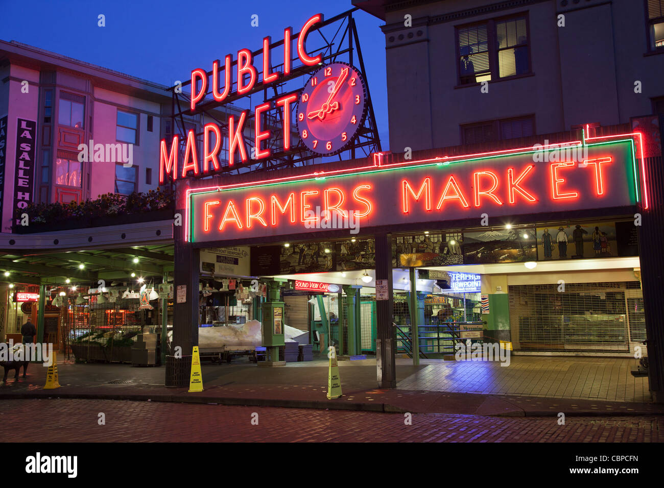 Il Pike Place Market pubblica di notte, Seattle, Washington, Stati Uniti d'America Foto Stock
