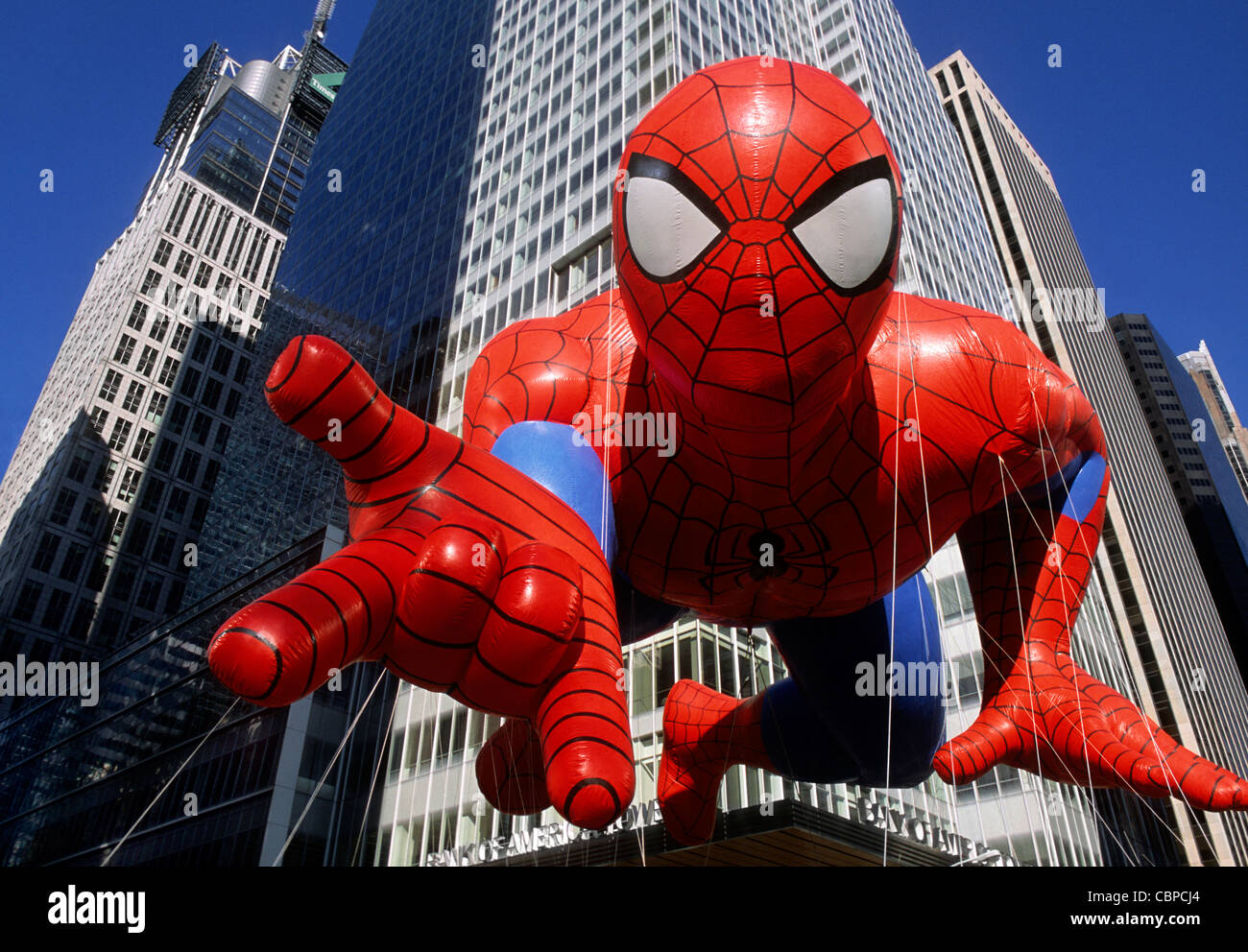 Sfilata del giorno del Ringraziamento. Spiderman palloncino gonfiabile e grattacieli di New York City. Sfilata di Macy a New York, USA. Vista ravvicinata o ravvicinata. Foto Stock