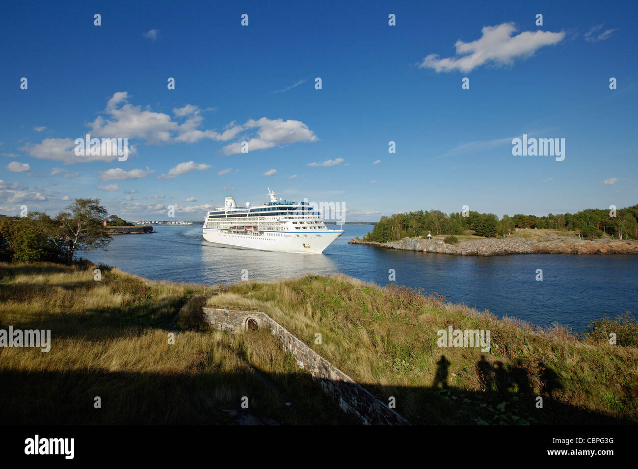 Per i passeggeri dei traghetti nel porto di lasciare il porto di Helsinki e passando attraverso Suomenlinna e vicina isola. Helsinki, Finlandia Foto Stock