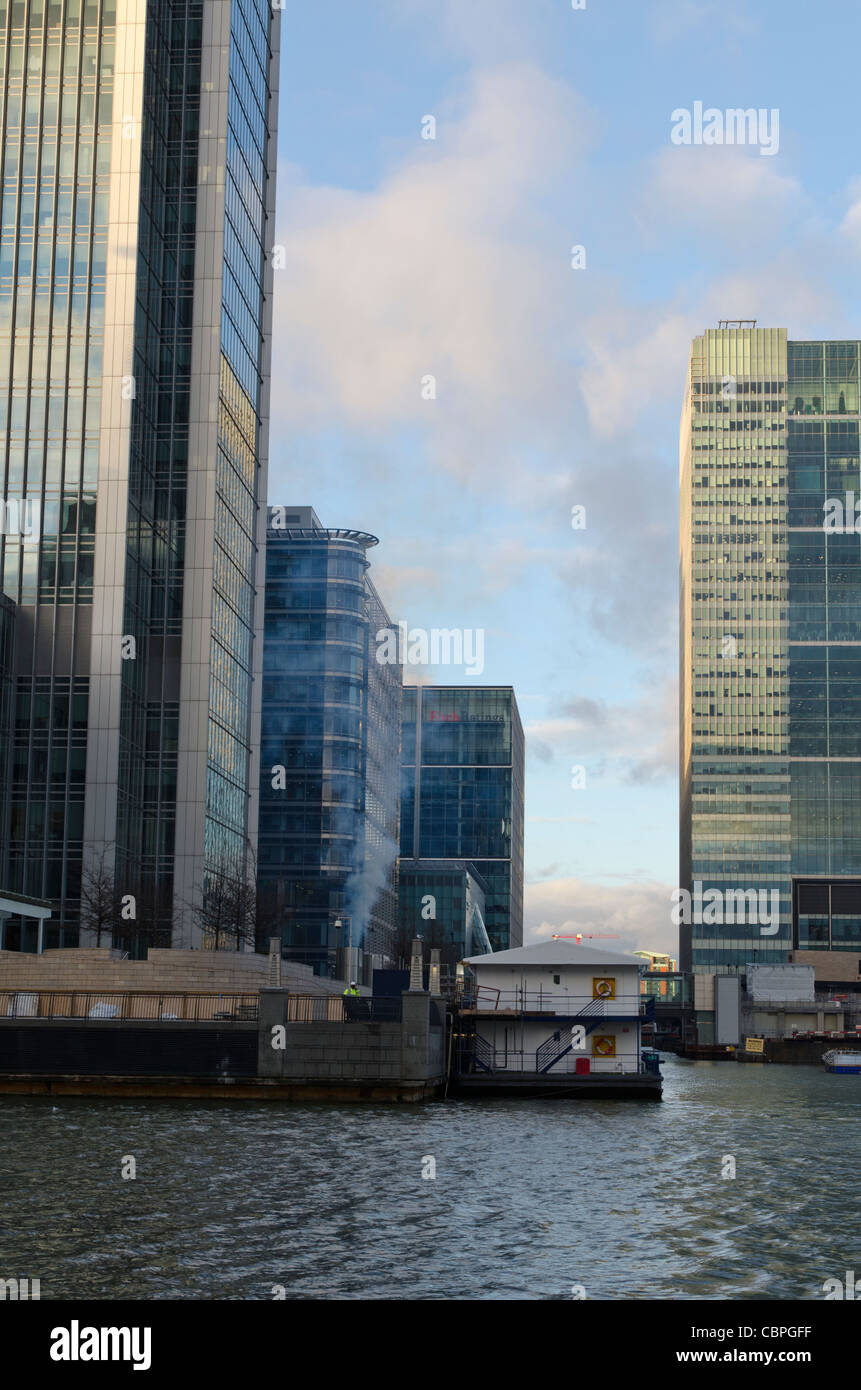 Canary Wharf Tower blocchi , Heron Quays, Isle of Dogs. 10 superiore di bank street sulla sinistra. Foto Stock