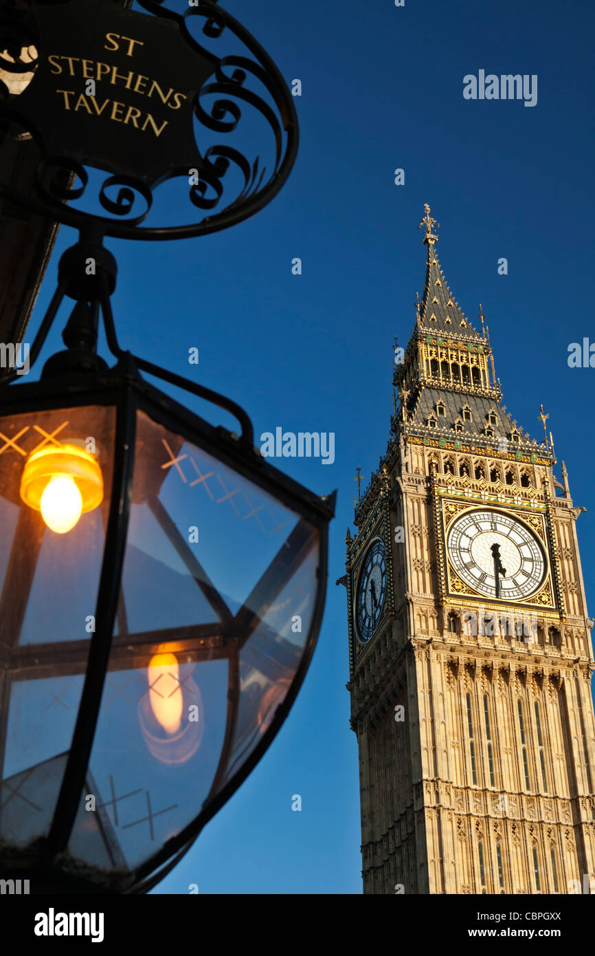 English Pub taverna e Big Ben London Inghilterra England Foto Stock