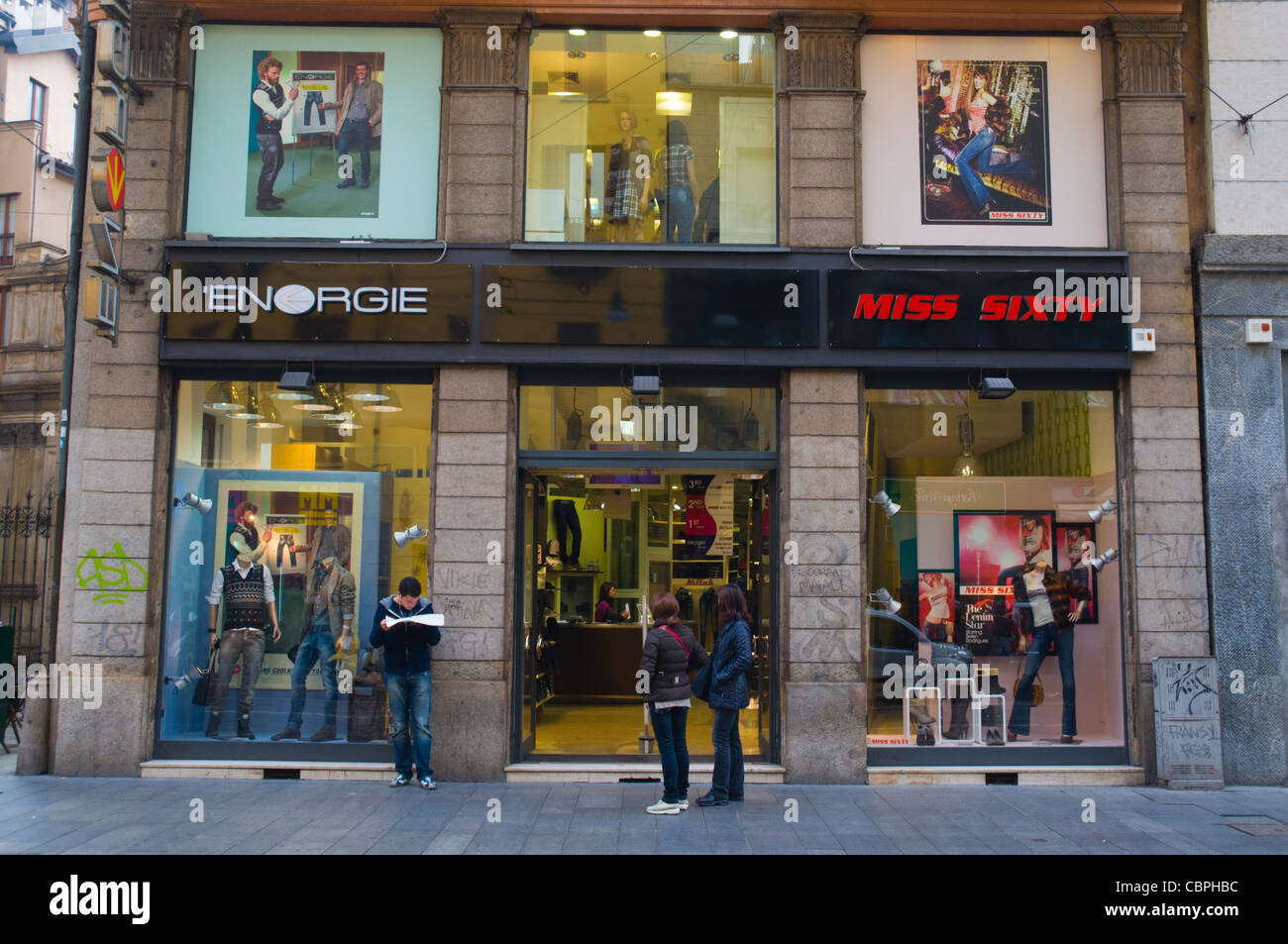 Catena di negozi di moda esterno lungo via Torino street milano lombardia  italia Europa Foto stock - Alamy