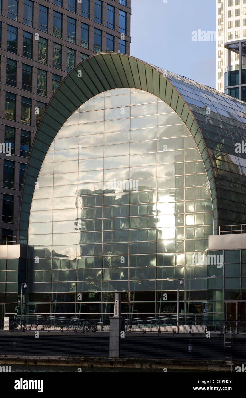 East Wintergarden edificio arcuato riflettendo , Canary Wharf, Heron Quays, Isle of Dogs. London Regno Unito Foto Stock