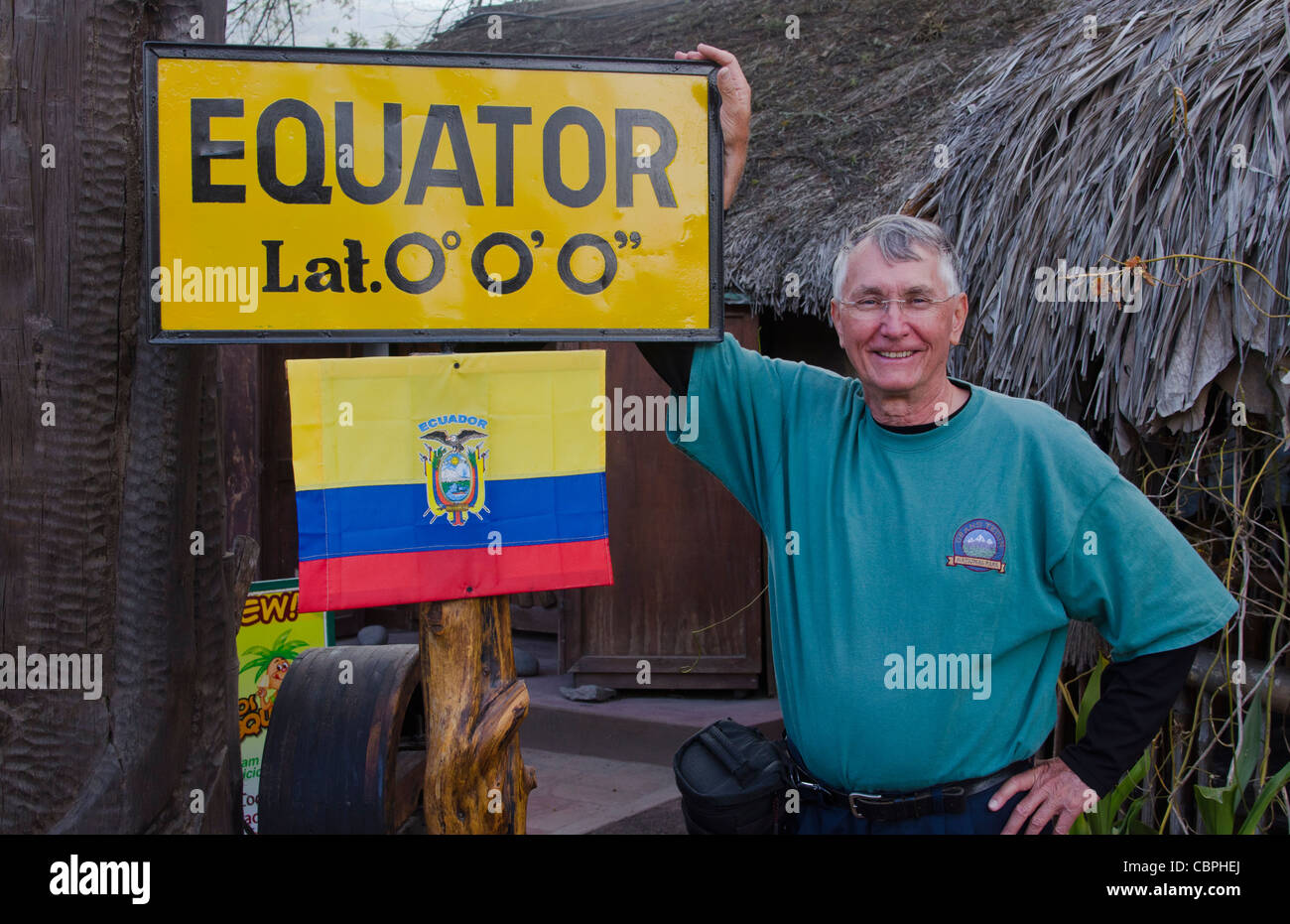 Turistico a Inu Museo Nat medio del monumento del mondo in Quito Ecuador con l'Equatore segno a 0-0-0 Foto Stock