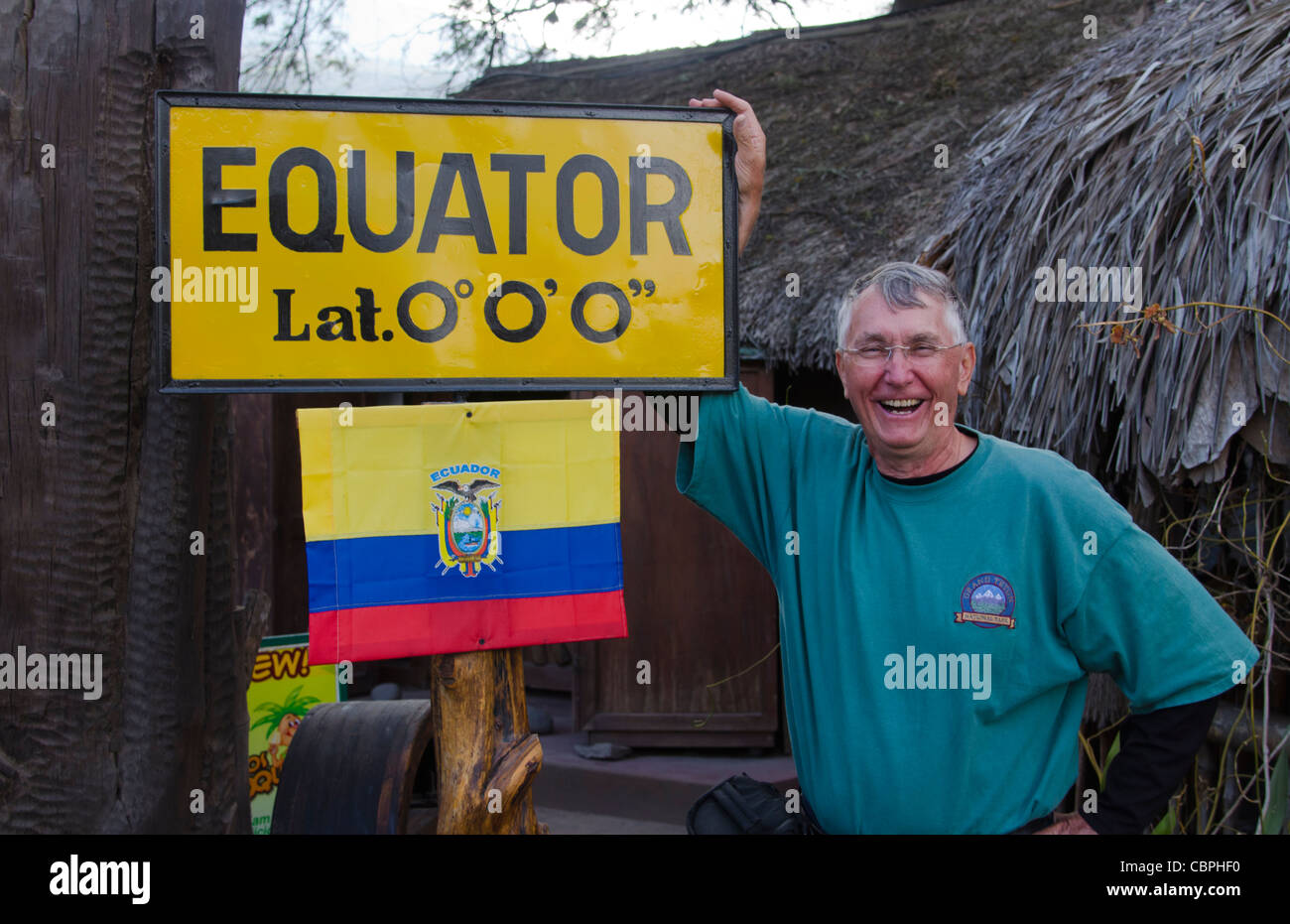 Turistico a Inu Museo Nat medio del monumento del mondo in Quito Ecuador con l'Equatore segno a 0-0-0 Foto Stock