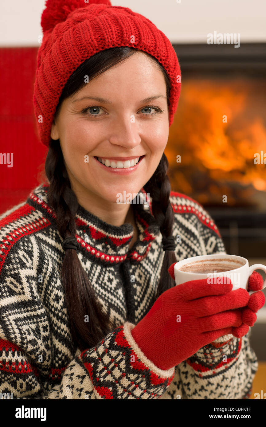 Inverno natale donna con cappello e guanti bere da camino Foto stock - Alamy