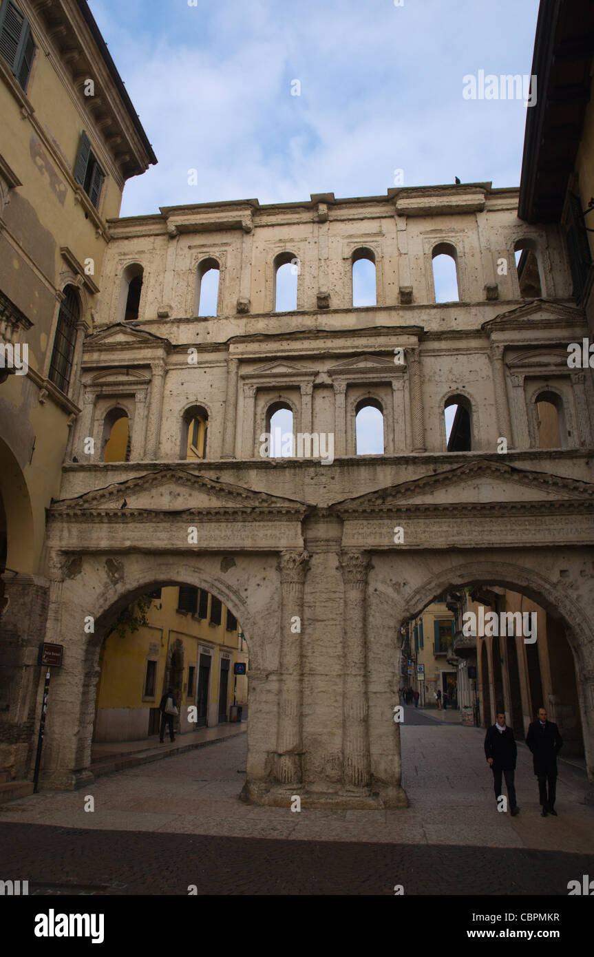 Porta Borsari gate città vecchia Verona Veneto Italia del nord Europa Foto Stock