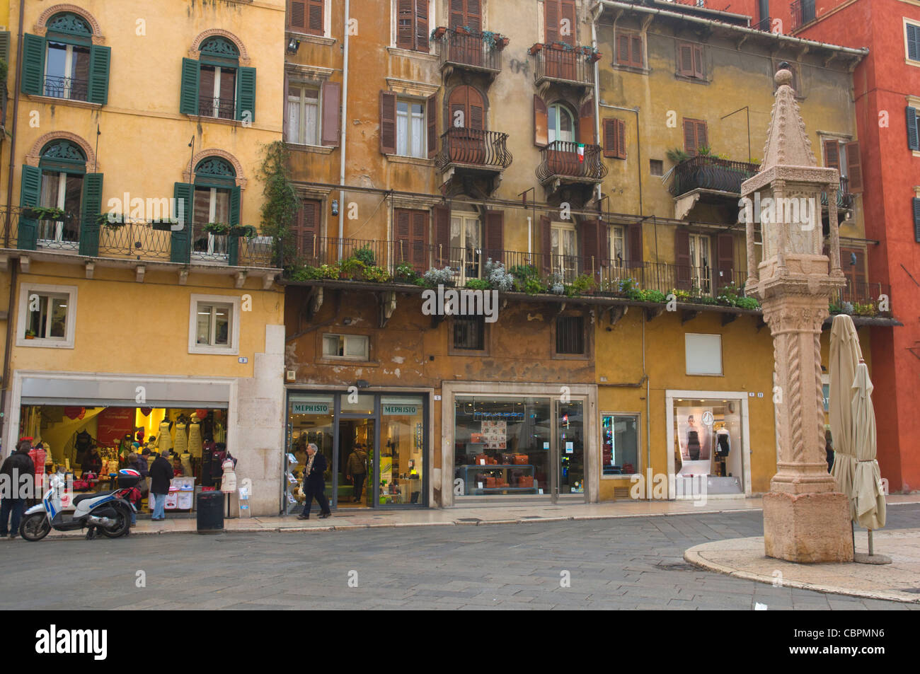 Piazza Piazza delle Erbe Verona Veneto Italia del nord Europa Foto Stock