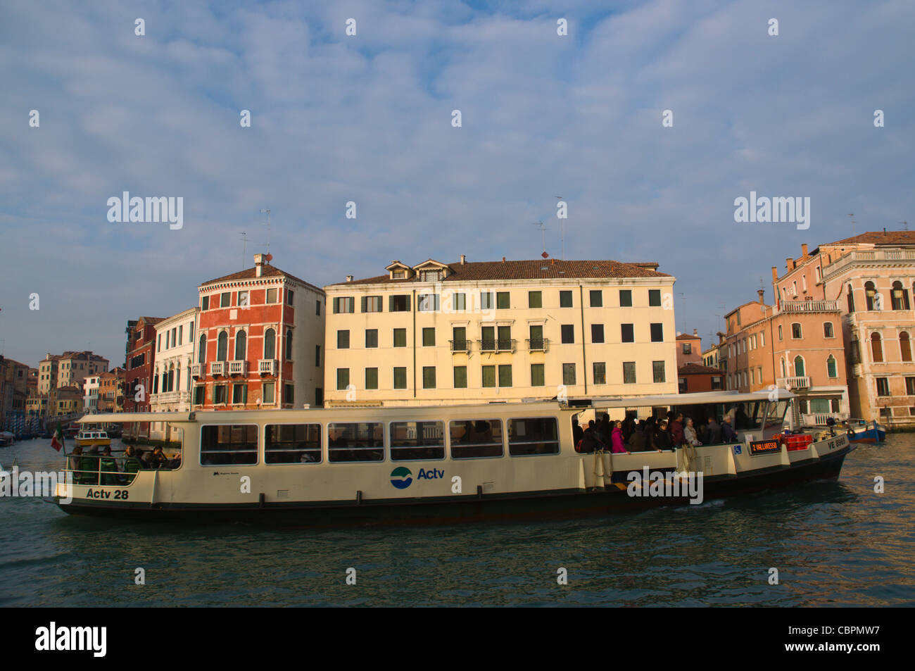 Vaporetto sul Canal Grande al sestiere di Cannaregio Venezia Veneto Italia del nord Europa Foto Stock