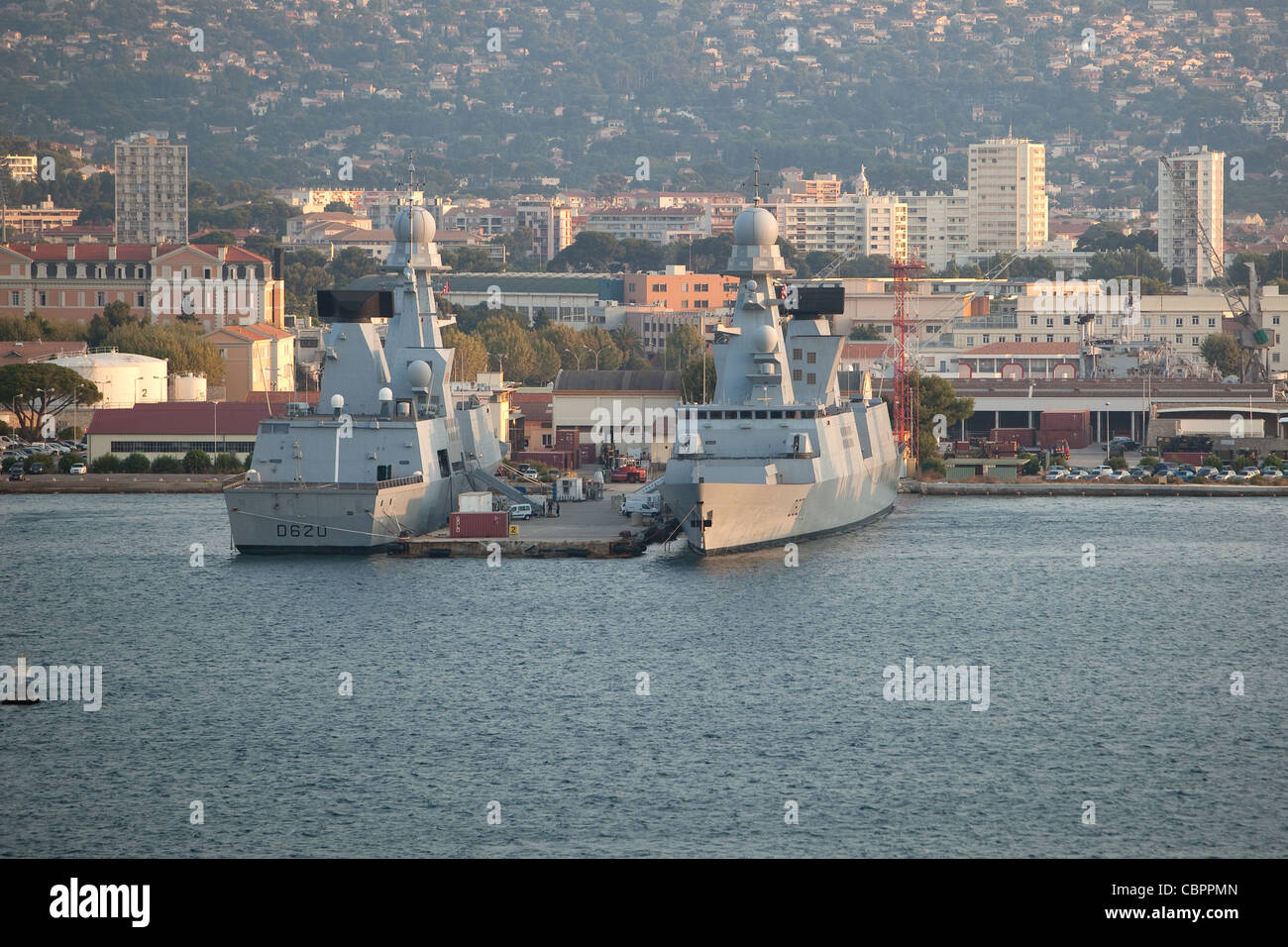 Fregate francesi Forbin (D620) e Chevalier Paul (D621) al francese la base navale di Tolone Francia Foto Stock