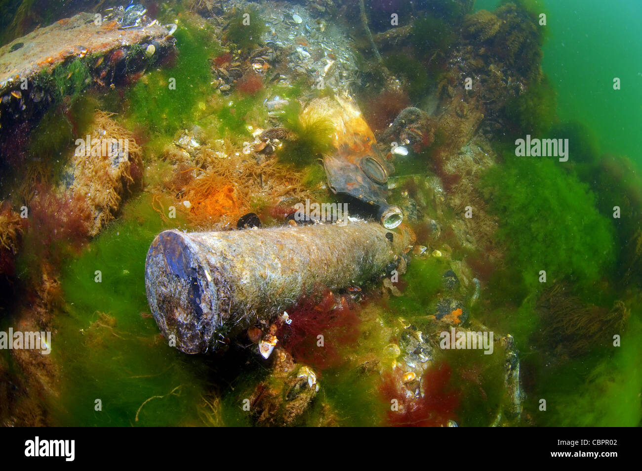 Munizioni, cartucce, proiettili, relitto subacqueo - miniera trawler 'collettivi' agricoltore, sommerse sul Mare Nero in Ucraina. Foto Stock