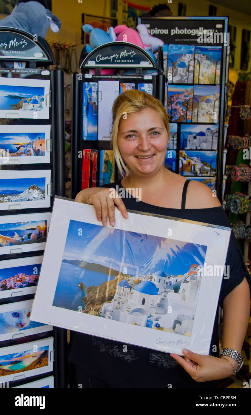Donna che vende souvenir in negozio ritratto in Fira di Santorini in Grecia nelle isole greche Foto Stock