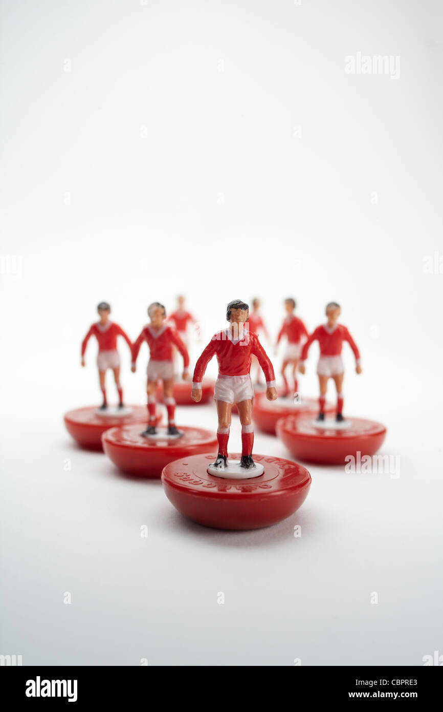 Una selezione di Subbuteo® i calciatori, fotografato vicino fino a profondità di campo in modo che solo la parte anteriore del lettore è messa a fuoco Foto Stock