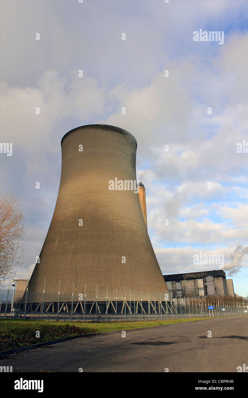 Le torri di raffreddamento di Didcot un dual-sparò il carbone e il petrolio power station, aperto nel 1970, in Oxfordshire England Regno Unito Foto Stock