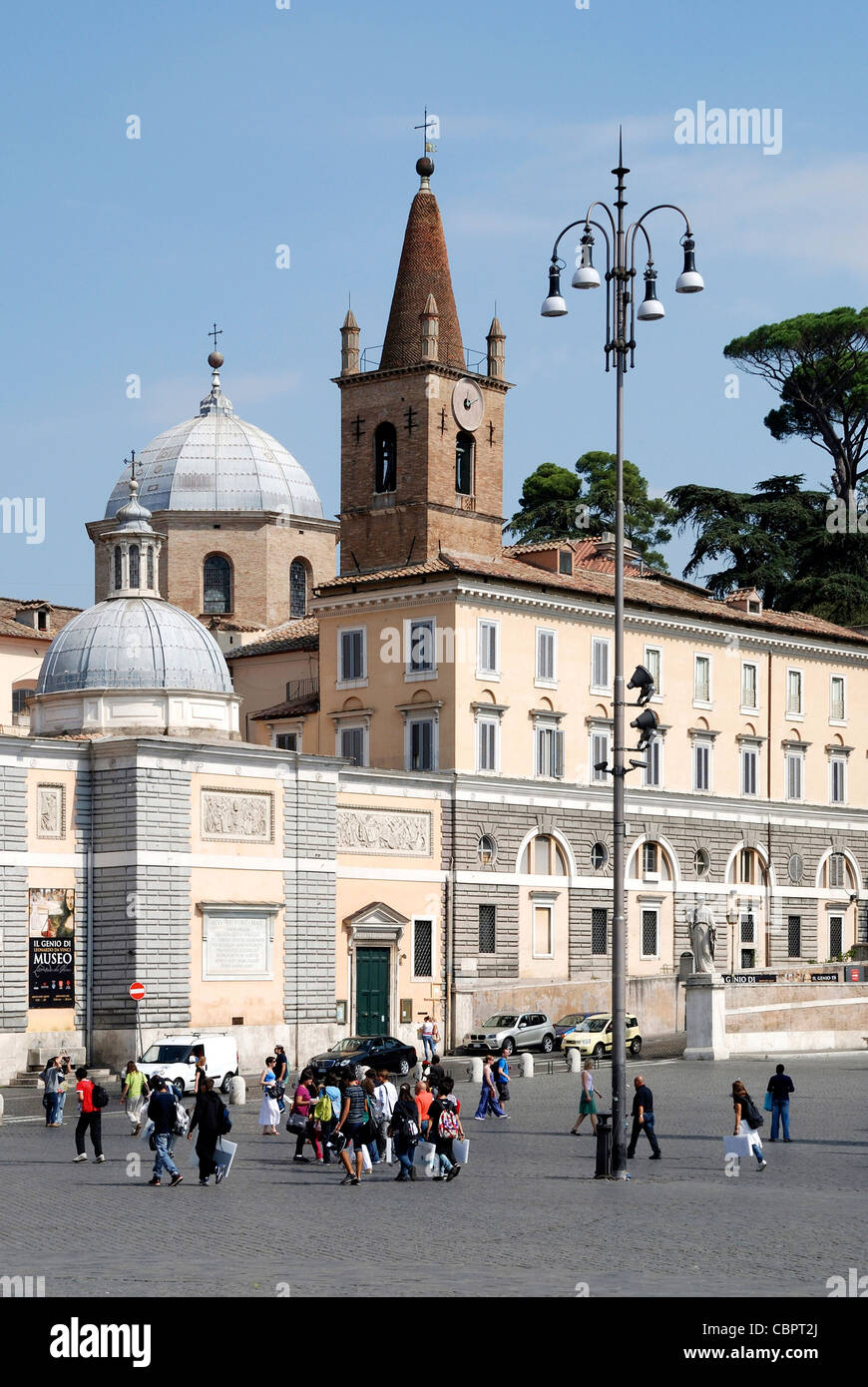 Piazza del Popolo a Roma con la chiesa di Santa Maria del Popolo. Foto Stock