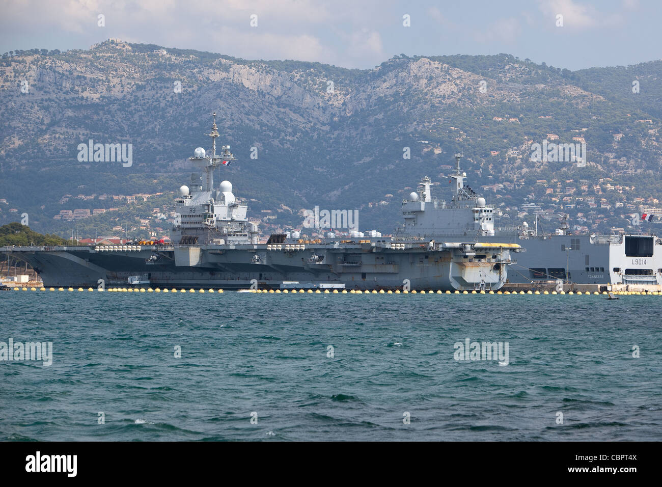 Portaerei francese Charles de Gaulle e a fianco è Tonnerre portante in elicottero al francese base navale a Tolone Francia Foto Stock