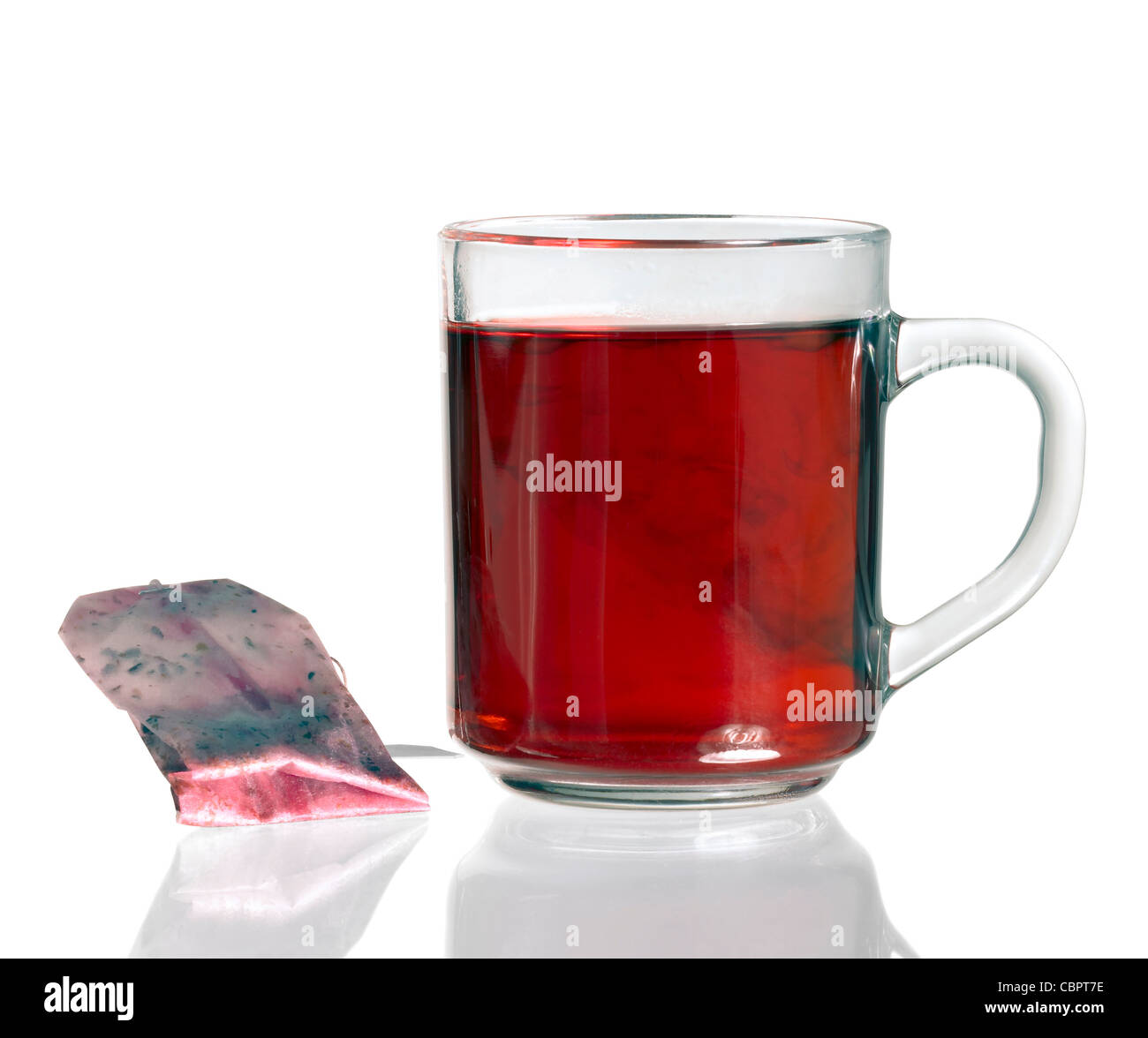 Tazzina di vetro riempito con tè e un sacchetto da tè sulla luce riflettente, massa isolata con tracciato di ritaglio Foto Stock