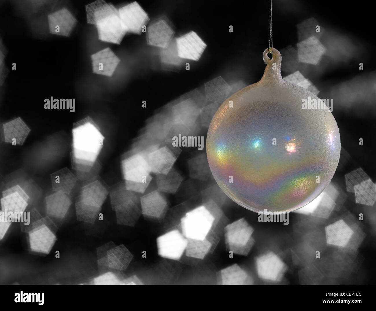 Traslucido multicolore natale Pallina in sfocata indietro Foto Stock