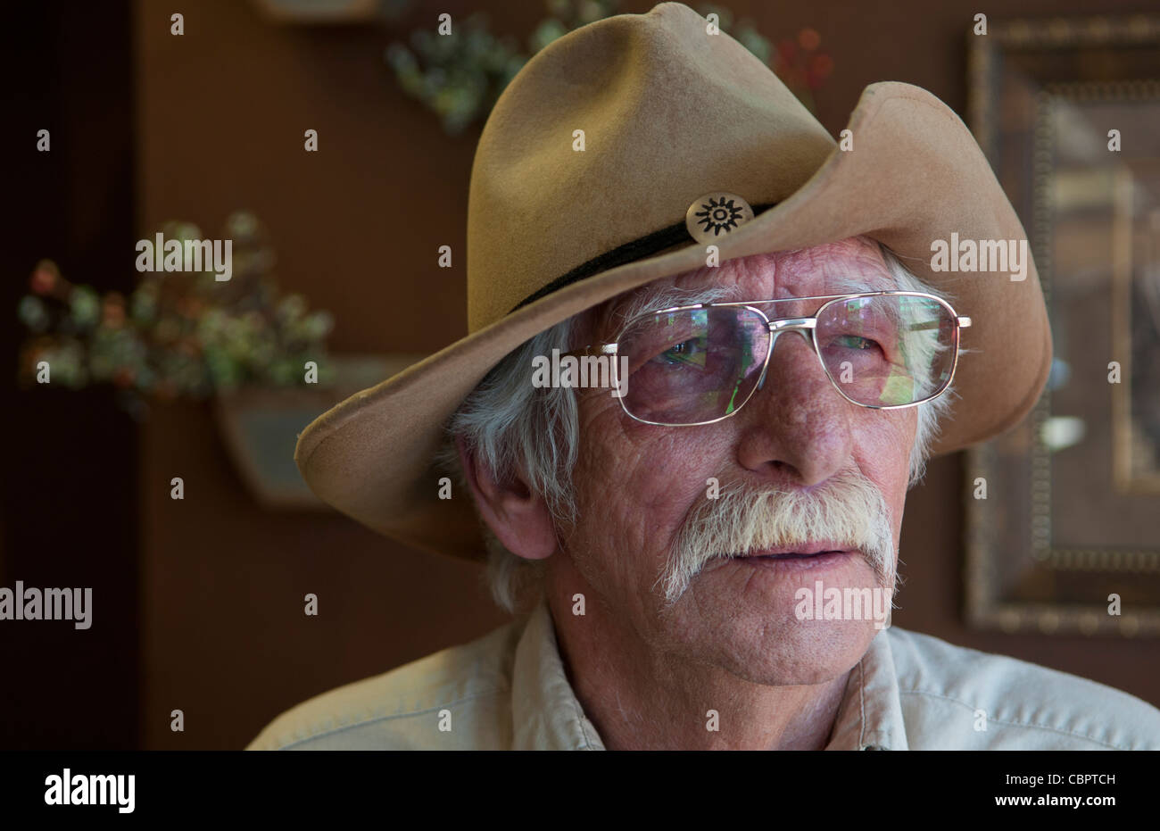 Uomo vecchio con il cappello Western tipo tirante a Bozeman Montana Western  USA Foto stock - Alamy