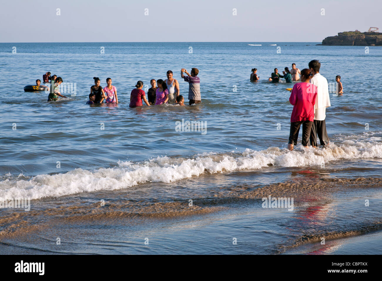 Famiglie indiane per divertirsi in spiaggia. Spiaggia di Nagoya. Diu. Territori dell'unione di Daman e diu. India Foto Stock