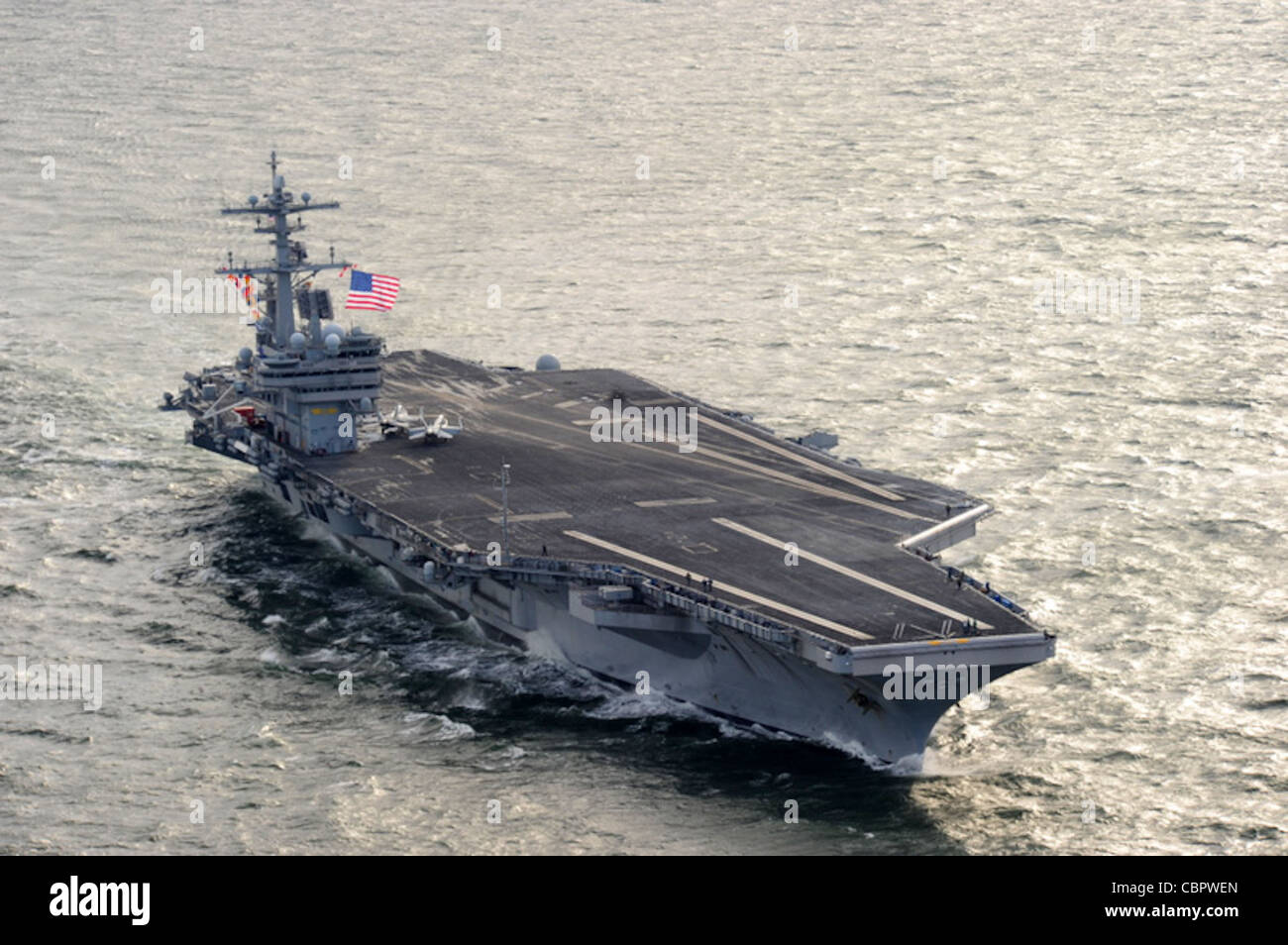 NORFOLK (dal 10, 2011) la portaerei di classe Nimitz USS George H.W. Bush (CVN 77) ritorna alla base navale di Norfolk dopo un intervento programmato di sette mesi nelle aree di responsabilità della flotta 5 e 6 degli Stati Uniti. Questo era George H.W. BushÕs primo combattimento a sostegno di Operations New Dawn e Enduring Freedom. Foto Stock