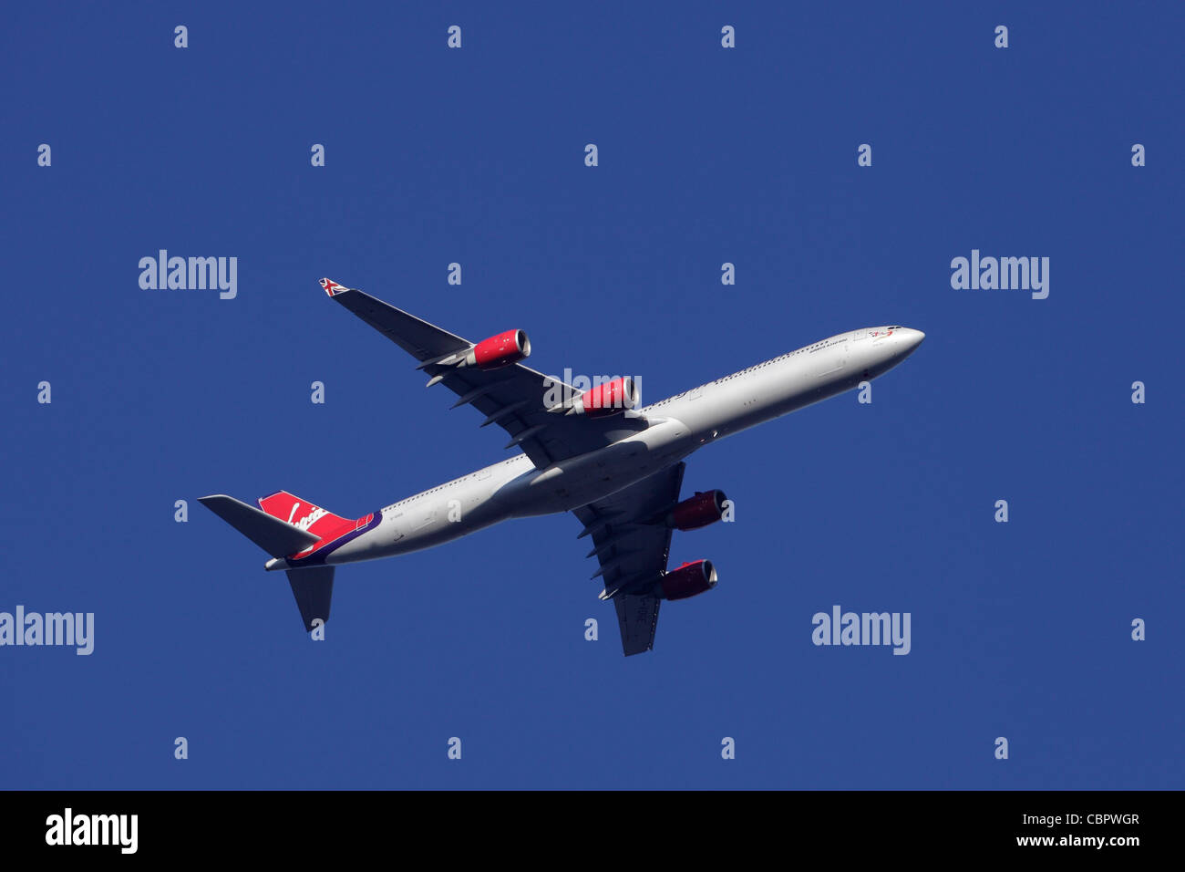 Virgin Atlantic Airbus A340-600 G-VOGE ' Cover Girl ' in volo : Cielo sereno Foto Stock