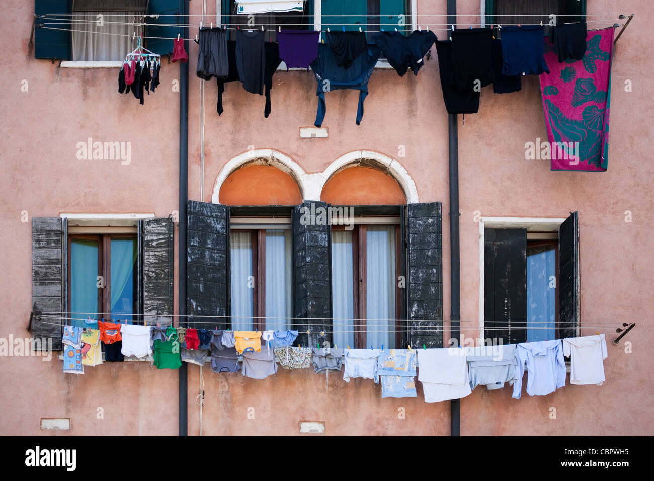 Tipica calle veneziana / canal vista laterale di edifici con lavaggio e lavaggio fuori linea. Venezia, Italia. Foto Stock