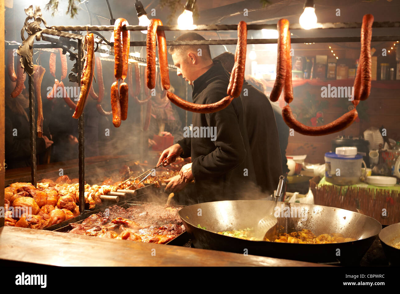 Polonia Cracovia Mercatino di Natale cibo caldo in stallo Foto Stock