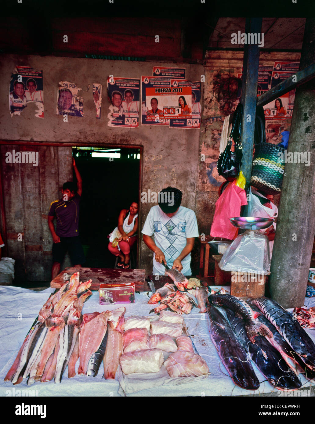 Eviscerazione pesci come il pesce gatto nel mercato Belen sulle rive del fiume Rio delle Amazzoni in Sud America Foto Stock