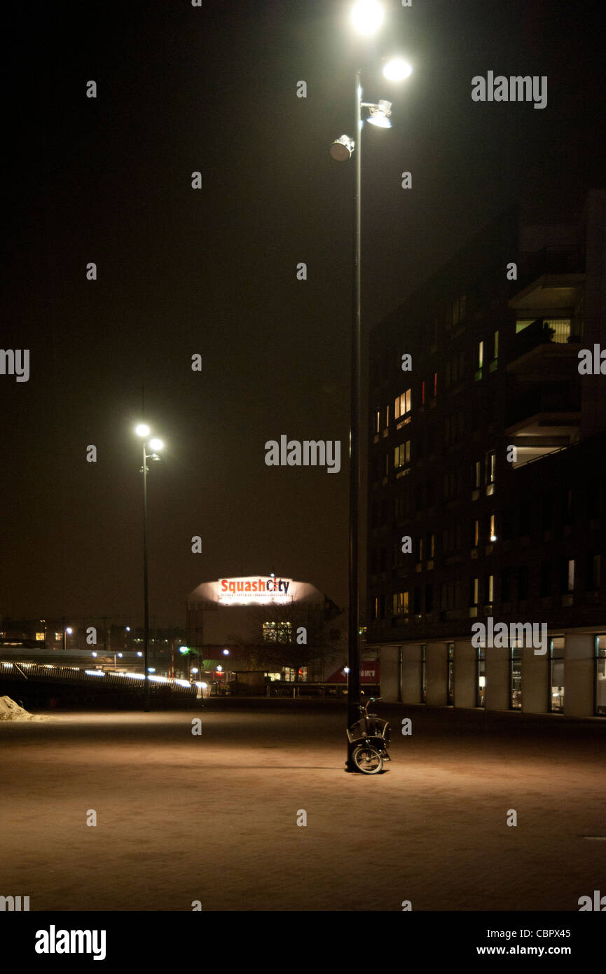 Lonely bicicletta contro i lampioni, di notte Foto Stock