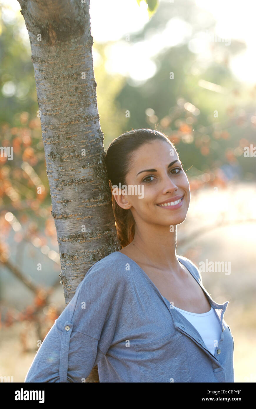 Signor giovane attraente donna spagnola in natura Foto Stock