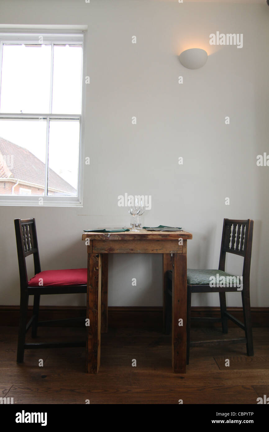 Un tavolo per due in un elegante bistro impostazione Foto Stock