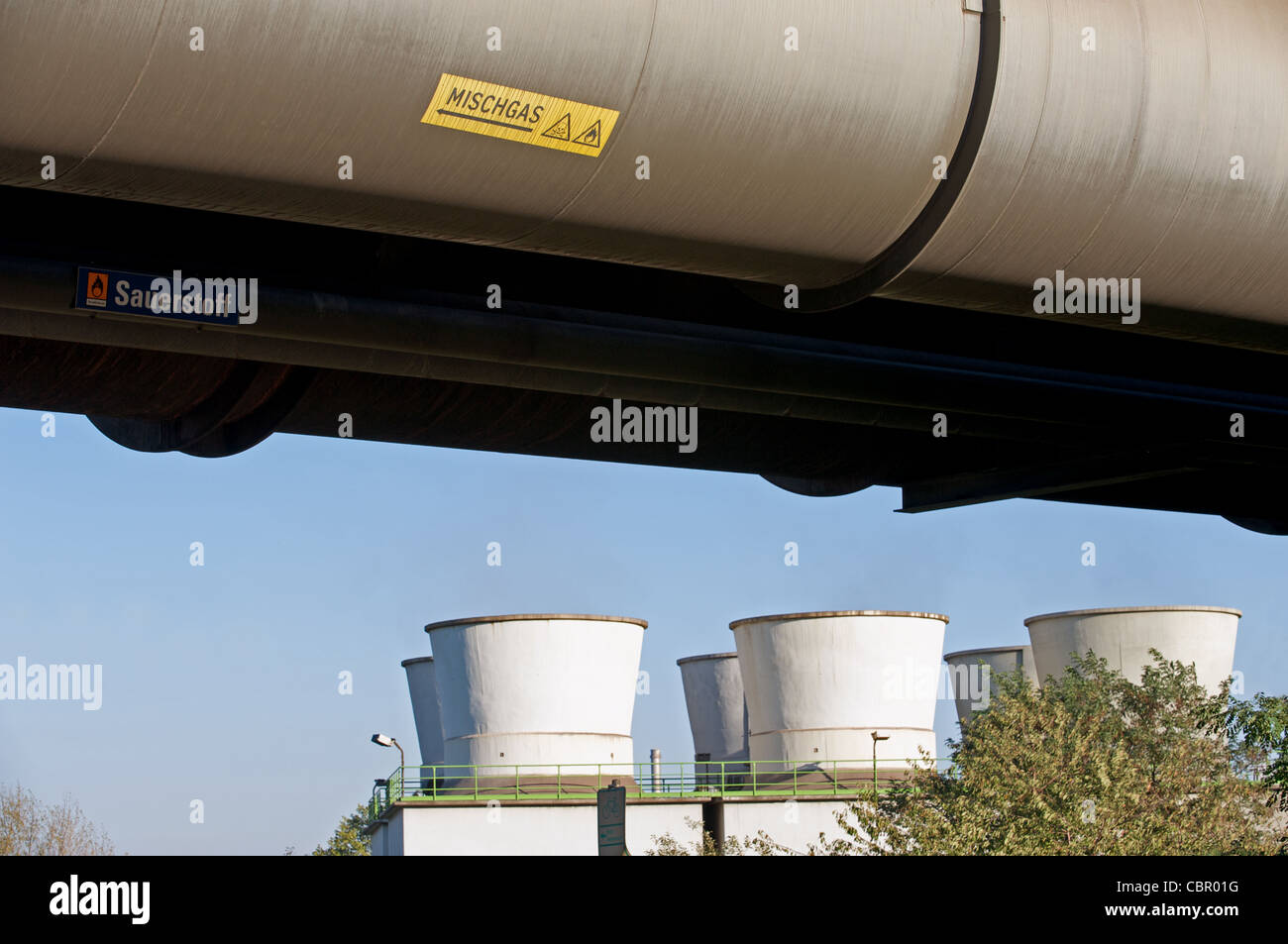 Tubazione alimentazione degli altiforni e forni a coke di gas da una fabbrica di acciaio per una centrale elettrica a gas, Duisburg-Hamborn, Germania. Foto Stock