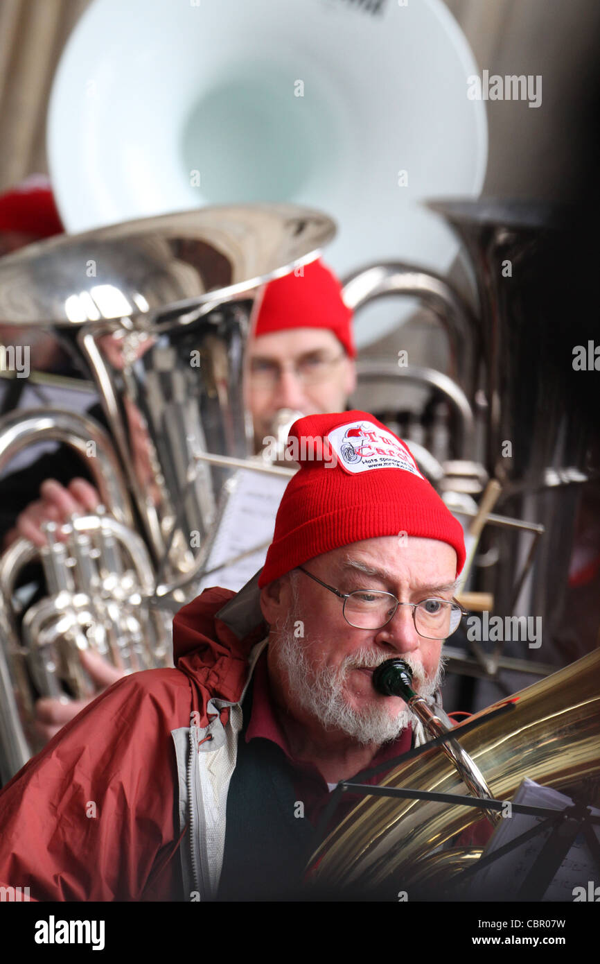 Tuba, Eufonium e bassa ottone giocando amici giocare presso la Cattedrale di St Paul. © David Mbiyu/Alamy Live News Foto Stock