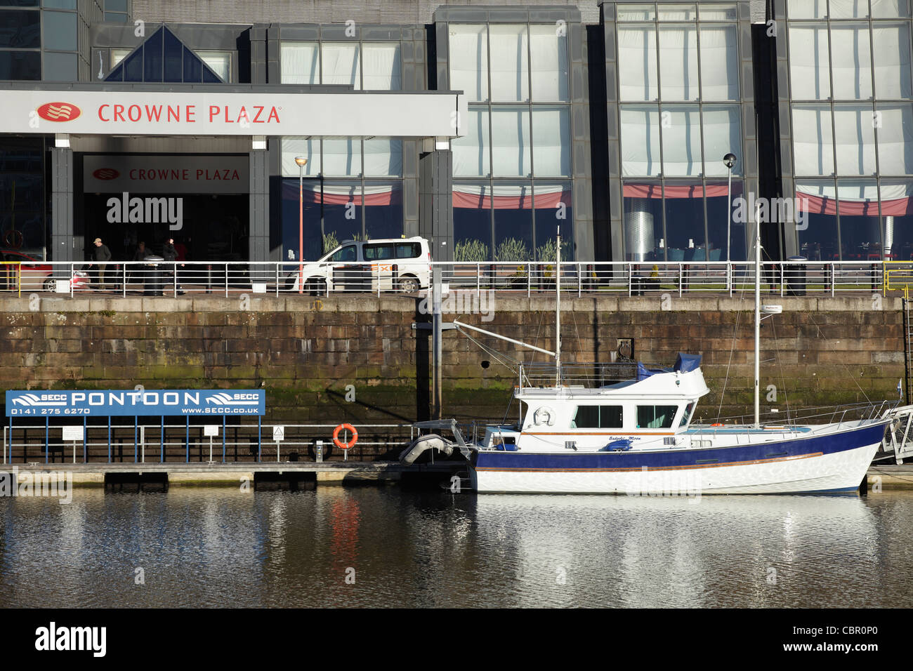 Crowne Plaza Hotel con una barca ormeggiata sul fiume Clyde Waterfront, Congress Road, Finnieston, Glasgow, Scozia, REGNO UNITO Foto Stock