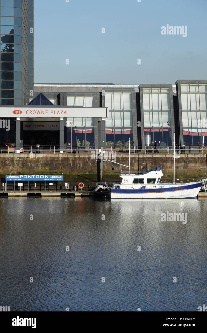 Crowne Plaza Hotel con una barca ormeggiata sul fiume Clyde Waterfront, Congress Road, Finnieston, Glasgow, Scozia, REGNO UNITO Foto Stock