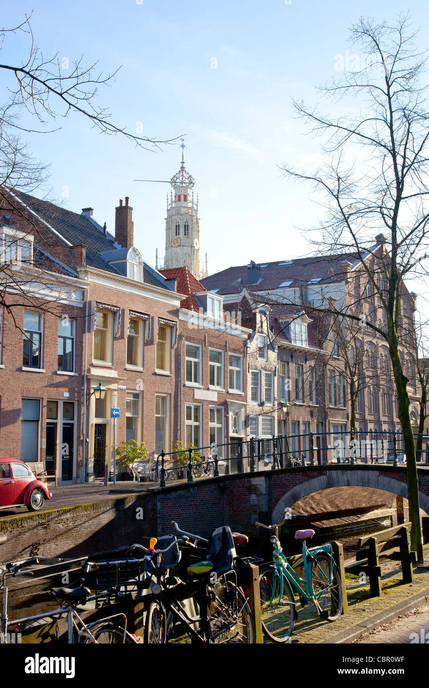 Dutch Canal con vecchie case, chiesa e ponte con cielo blu Foto Stock