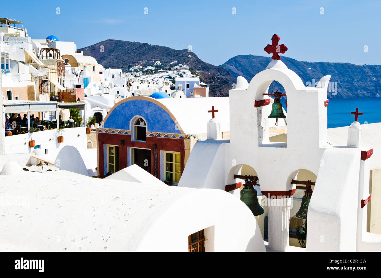 Santorini / chiesa Facciata / le campane della chiesa, Thira (Fira), Isole Cicladi, Grecia Foto Stock