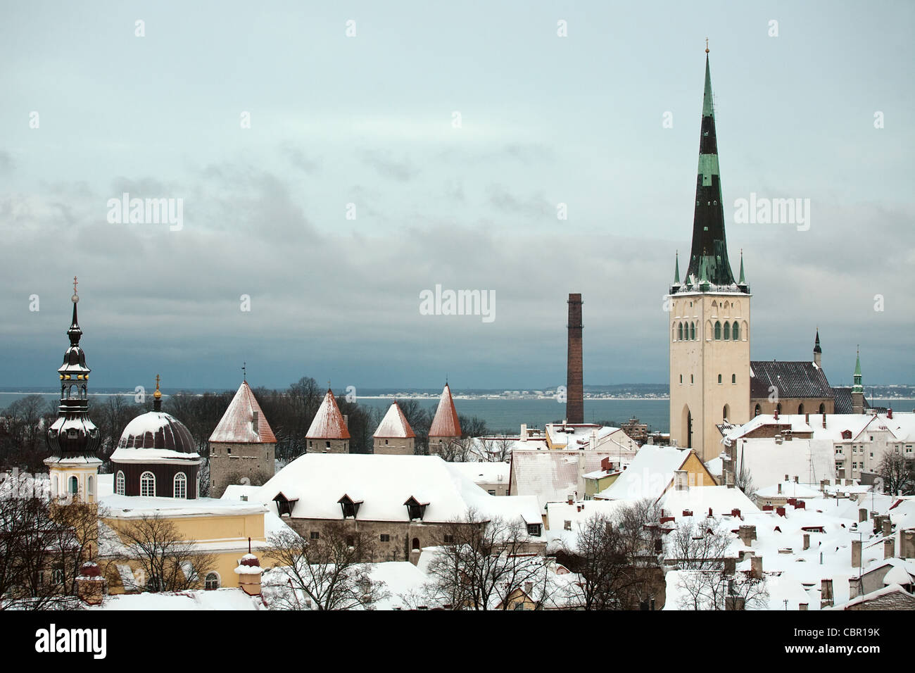 Splendido panorama invernale della città vecchia di Tallinn, Estonia Foto Stock