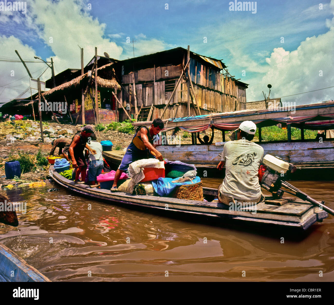 Caricamento di forniture su una barca sull'Amazzonia peruviana nel fiume Iquitos Perù Sud America Foto Stock