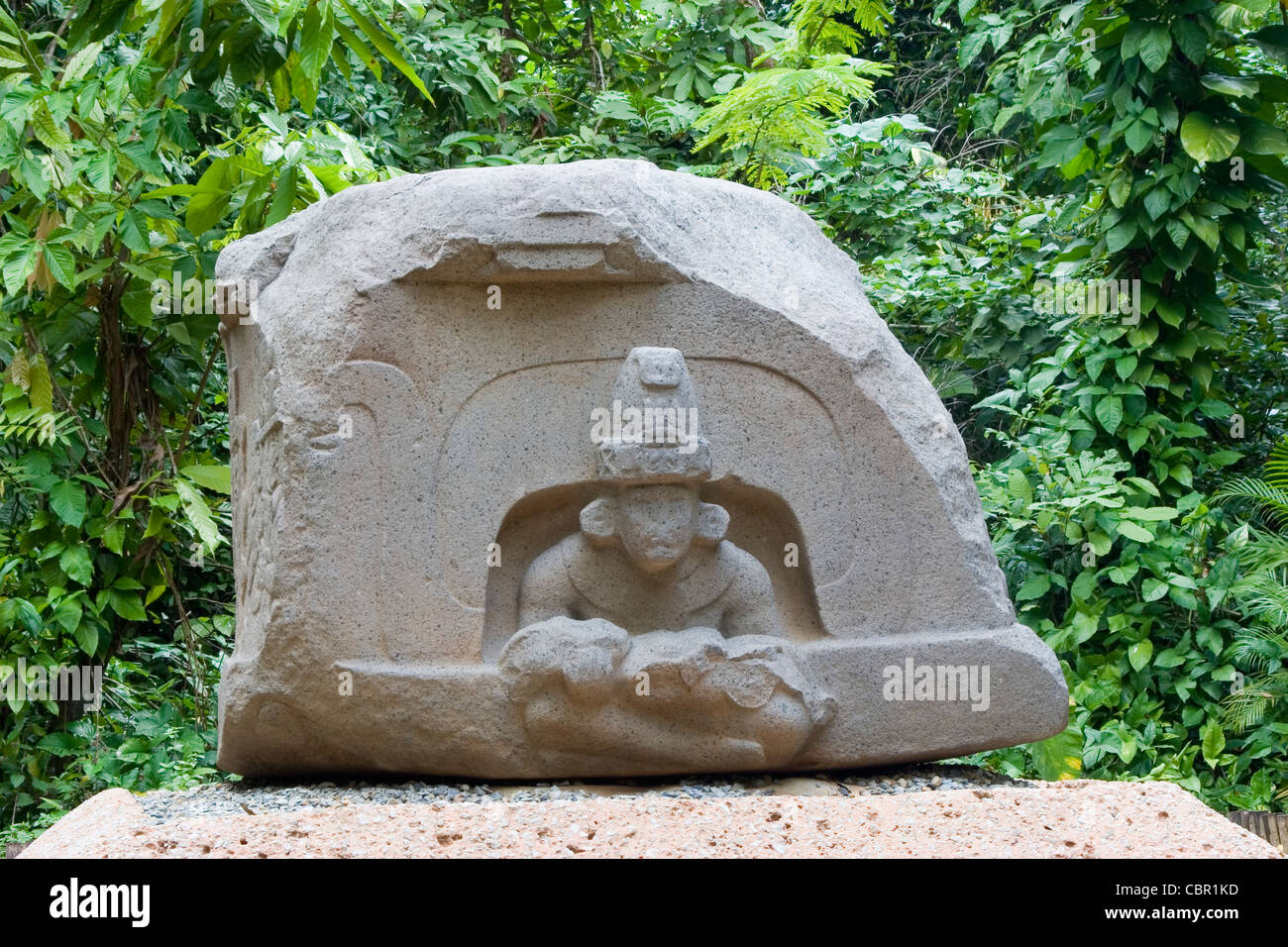 Olmec sculture dal gruppo La Venta sito rovina visualizzati al Parque Museo de La Venta in Villahermosa, Stato di Tabasco, Messico Foto Stock