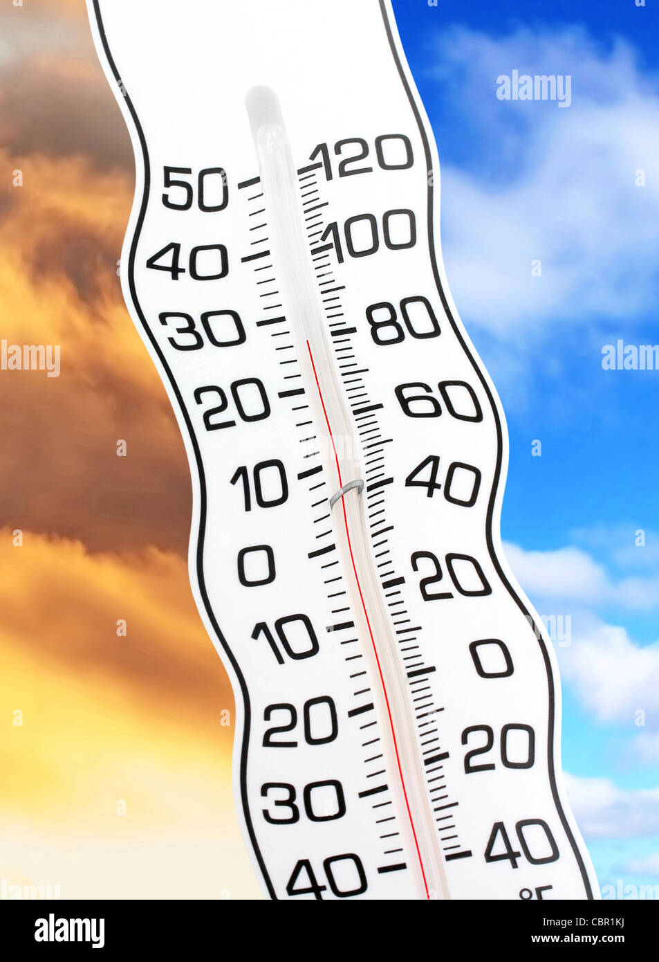 Termometro bianco vicino, concetto di riscaldamento globale Foto Stock